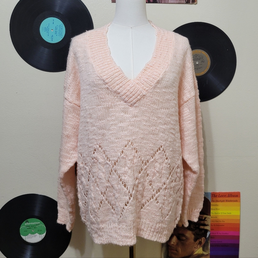 A Little Extra Spice | 80s Vintage Peach Pink V-Neck Sweater